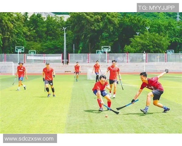 足球明星挥杆瞬间集锦展现运动魅力与风采的精彩图片